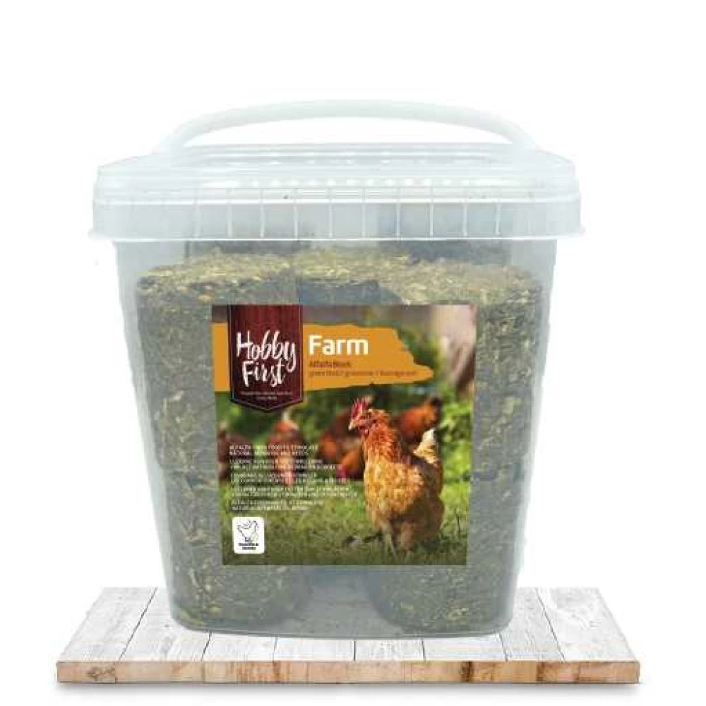 Hobby First Farm Blocuri de lucerna hrana complementara  pasari de curte si expozitie 2,5 kg